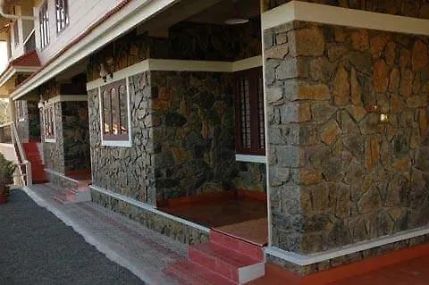 Whispering Pinewoods Hotel Pirmed Inn