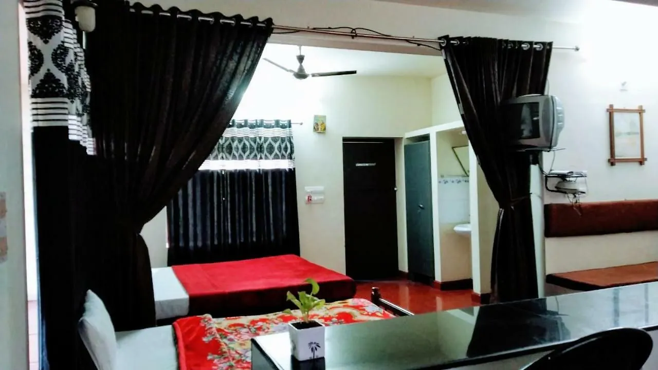 Whispering Pinewoods Hotel Pirmed Inn